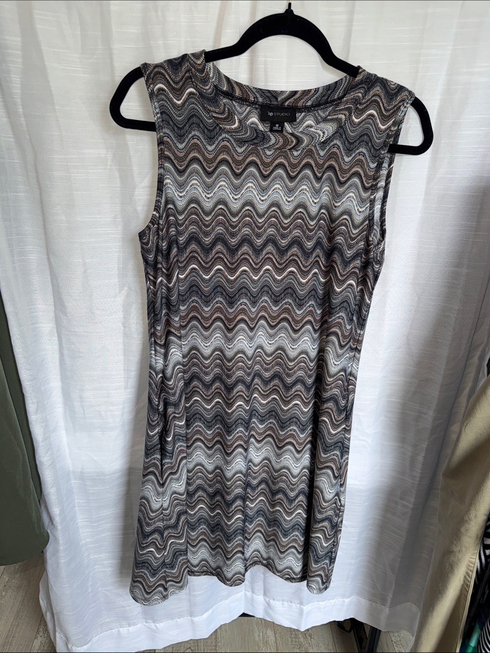 AB STUDIO Sleeveless Wave-Print Dress in Brown and Gray Tones